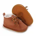Detailansicht brauner Baby-Wildlederschuhe mit Kunstfellfutter und rutschfester Sohle - Braun