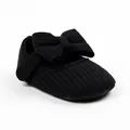 Detailansicht der schwarzen gestrickten Lauflernschuhe für Babys mit großer Schleife - Innenlänge 13cm / Schleife-Stil / Schwarz