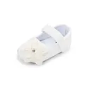 Dettaglio ravvicinato del fiore di stoffa bianca e perle su una scarpa morbida bebè - 13cm / Bianco