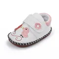 Primer plano de zapato de cuero para bebé con diseño de pato y detalle de flor rosada - Blanco