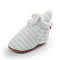 Détail de bottines d'hiver rayées pour bébé avec doublure polaire chaude et douce. - Blanc Vert