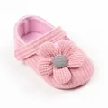 Detaillierte Nahaufnahme von rosa gestrickten Baby-Prinzessinnenschuhen mit Blume - Innenlänge 13cm / Rosa Blume / Rosa