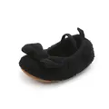 Primer plano de zapato de vellón negro para bebé con lazo y correa elástica - Negro