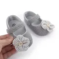 Detail van schattige grijze loopschoen voor baby meisjes met geruite bloemendecoratie - Grijs