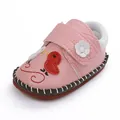 Detalle de zapato rosa para bebé con bordado de pollito y tira de flor blanca - Rosa
