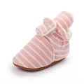 Détail d'un chausson d'hiver à rayures roses pour bébé avec doublure en polaire - Rose