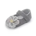 Dettaglio scarpa neonata in maglia grigia con fiore decorativo in tessuto e bottone - Lunghezza Interna 11cm / Grigio