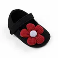 Detailansicht der schwarzen gestrickten Baby-Prinzessin-Schuhe mit großer roter dekorativer Blume - Innenlänge 13cm / Rote Blume / Schwarz