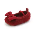 Vista detallada del zapato de bebé rojo peludo con un gran lazo suave decorativo - Rojo