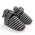 Gros plan de bottines d'hiver rayées gris et noir pour bébé avec semelles souples et polaire - Rayé Noir Gris