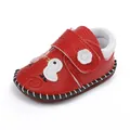 Detalle de zapatos para bebé rojos con suela de goma antideslizante cosida a mano - Rojo
