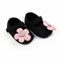 Vue détaillée de chaussures de marche tricotées noires pour bébé avec fleur rose. - Noir Rose Grosse Fleur