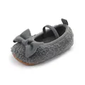Zapatos de bebé de forro polar gris con lazo y correa elástica para el invierno - Gris