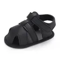Vue détaillée de sandales en cuir PU noir pour bébé avec bout fermé pour nourrissons. - Noir