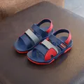 Bequeme dunkelblaue und rote Jungen-Sandalen für den Sommer mit grauen Riemenakzenten - 34 / Rot
