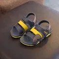 Bequeme Jungensandalen in Dunkelgrau und Gelb mit praktischem Klettverschluss - 34 / Gelb