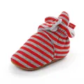 Vue détaillée d'un chausson d'hiver rayé rouge et gris pour bébé avec doublure - Rouge & Gris