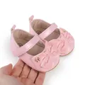 Detalle de zapatos de princesa rosa para bebé con lazo de terciopelo - Rosa