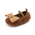 Vista detallada del zapato cálido para bebé en marrón con lazo grande y suela blanda. - Café