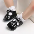Dettaglio scarpe neonato Mary Jane in pelle verniciata nera con fiocco e trafori - 11cm / Nero