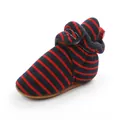 Détail des bottes d'hiver rayées rouge et bleu pour bébé avec doublure en polaire douce - Bleu Rouge