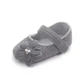 Dettaglio di scarpa per neonata in maglia grigia con decorazione floreale e perle - 13cm / Grigio