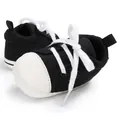 Detaillierte Nahaufnahme der schwarz-weißen Baby-Laufschuhe aus Segeltuch zum Schnüren - 11 / Schwarz