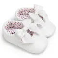 Detalle de zapatos de princesa para bebé blancos con lazo y forro de lunares - Blanco