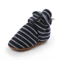 Vue détaillée montrant la texture des chaussures de marche bébé en polaire à rayures - Gris Bleu
