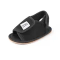 Nahaufnahme der schwarzen atmungsaktiven Mesh-Babyschuhe mit Magic Prewalker Label - Schwarz
