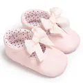 Vista detallada de zapatos de princesa rosa para bebé con lazos y forro de lunares - Rosa