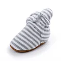 Détail des chaussons pour bébé à rayures grises et blanches avec doublure en polaire - Gris clair