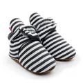 Gros plan de bottines d'hiver rayées pour bébé avec semelles souples et doublure - Rayures Gris Foncé