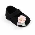 Schwarzer Strick-Babyschuh für kleine Prinzessinnen mit zarter rosa Stoffblume und weicher Sohle - Innenlänge 13cm/45g / Schwarz + Knoopbloem