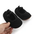 Vista dettagliata di scarpine da neonato in sherpa nero con un cinturino elastico - Nero