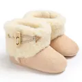 Detail van baby sneeuwlaarzen met een zachte fleece voering en houten houtje-touwtje. - Bruin