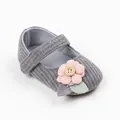 Weicher grauer Strick-Babyschuh für Mädchen mit rosa Blume und Holzknopf-Verzierung. - Innenlänge 13cm/45g / Grau + Knoopbloem