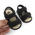 Detail van zwarte ademende mesh baby sandalen met stevige dubbele klittenbandsluiting - Zwart