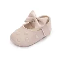 Detailaufnahme der rosa Prinzessinnen-Babyschuhe mit Herzstickerei und Schleife - Aprikose