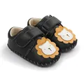 Vue détaillée des chaussures de marche bébé noires avec un motif de lion mignon - Noir