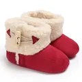 Close-up van warme rode baby sneeuwlaarzen met fleecevoering en houtje-touwtje - Rozerood