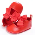 Detalle de zapatos rojos de bebé princesa con lazo grande y suela blanda antideslizante - Rojo