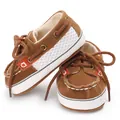 Detail der weichen Baby-Lernlaufschuhe aus braunem Wildleder mit weißem Mesh-Einsatz - Braun