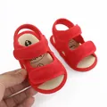 Detailweergave van rode ademende mesh babysandalen met verstelbare bandjes - Rood