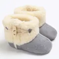 Grijze en crème fleecegevoerde baby winterlaarzen met houten houtje-touwtje sluiting - Grijsblauw