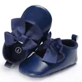 Vista detallada de zapatos de princesa para bebé en azul marino con suela blanda y lazo - Azul