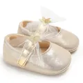 Nahaufnahme goldener Baby-Prinzessinenschuhe mit weißer Spitzenschleife und Sternen - 11cm / 36.00 g / Champagnergold