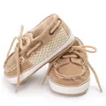 Nahaufnahme der braunen Wildleder-Babyschuhe mit weicher Sohle und weißen Netzeinsätzen. - Khaki