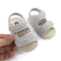 Detailopname van grijze ademende mesh babysandalen met klittenbandsluiting - Grijs