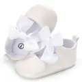 Detalle de zapatos de princesa para bebé en color crema con lazos de cinta blanca - Blanco